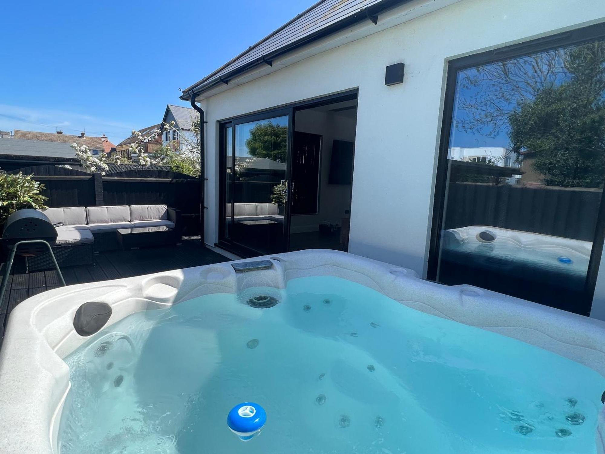 The Broadway Beach House With Hot Tub Херн-Бей Экстерьер фото